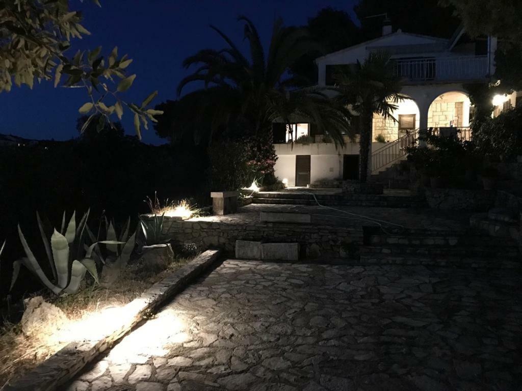 Apartment In Maslinica 70M From The Sea Екстериор снимка