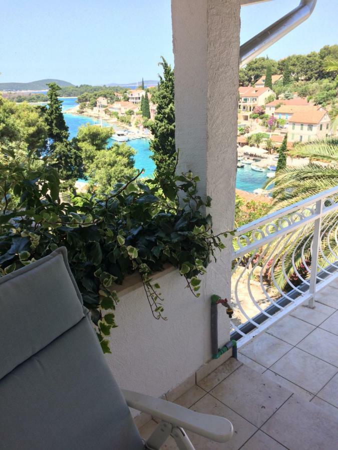 Apartment In Maslinica 70M From The Sea Екстериор снимка