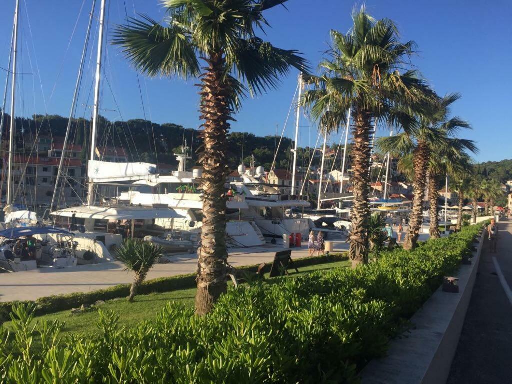 Apartment In Maslinica 70M From The Sea Екстериор снимка