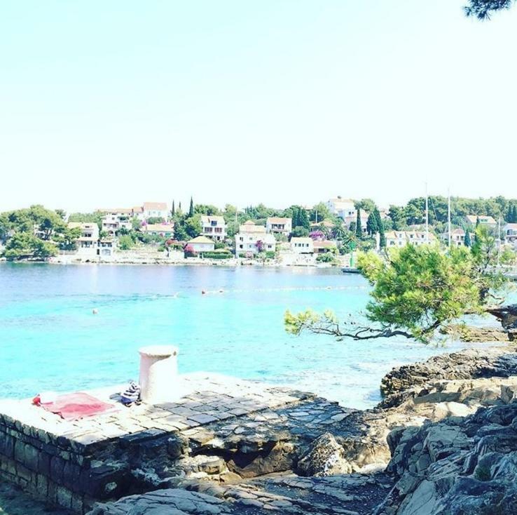 Apartment In Maslinica 70M From The Sea Екстериор снимка